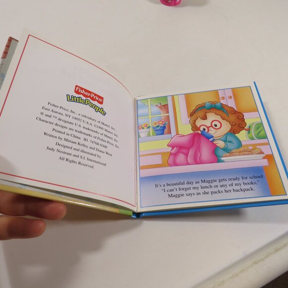 Maggie's Show & Tell Fisher Price (Figure that TALKS) & Book - Picture 4 of 12